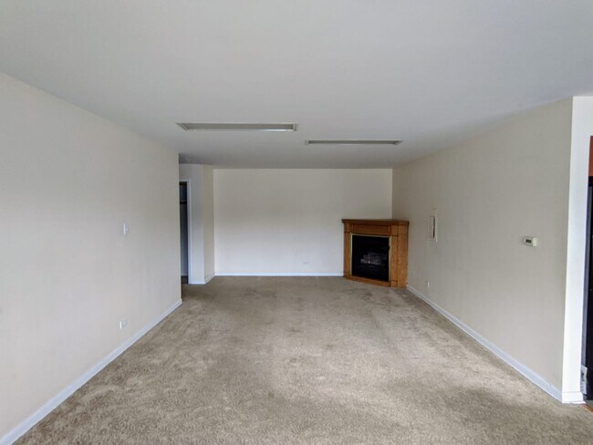 Living room w Fireplace - 754 Dempster St