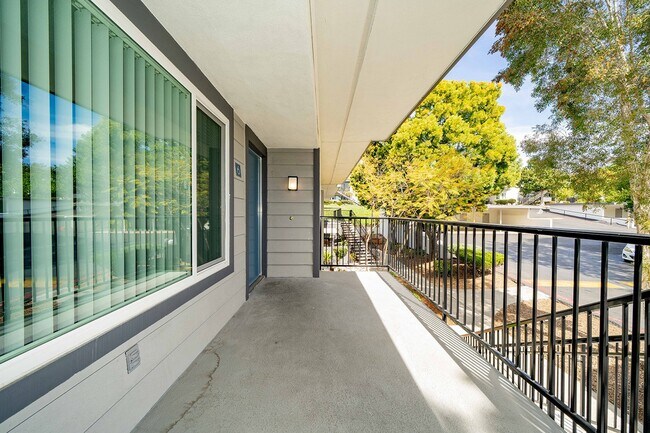 Foto del edificio - 1150 Meadow Lake Dr