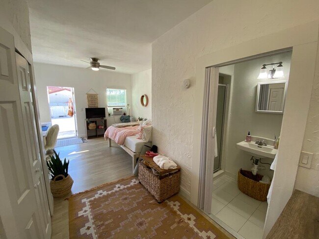 Building Photo - 253 Royal Poinciana Way