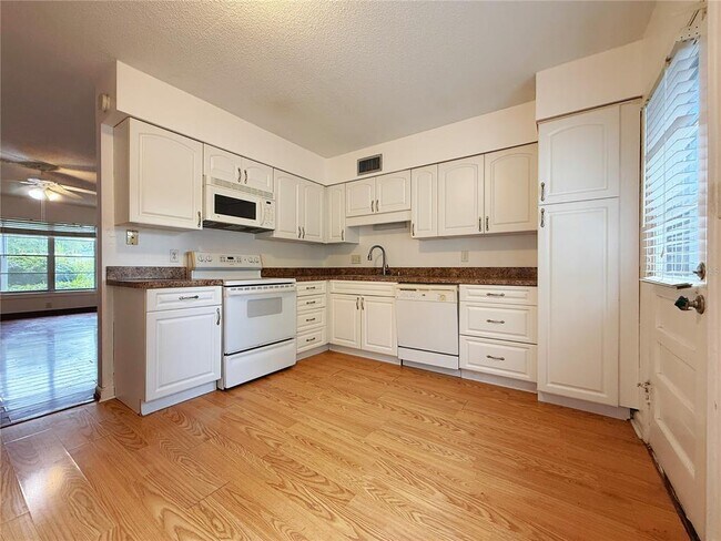 Foto del edificio - 825 N Primrose Dr