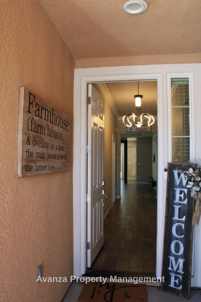 Building Photo - Home for Rent 4 Bed/2.5 Bath - 2,400 Sq Ft. Rent: $3,495/month Security Deposit: $3,595 Clovis Ea...