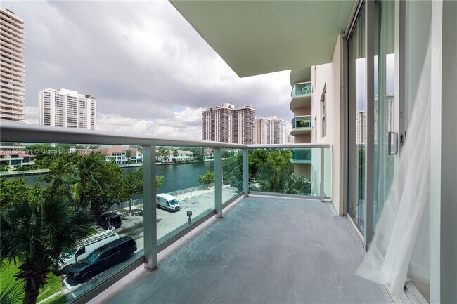 Foto del edificio - 19390 Collins Ave