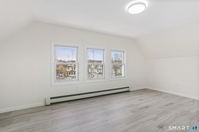 Building Photo - 661-663-663 Iranistan Ave