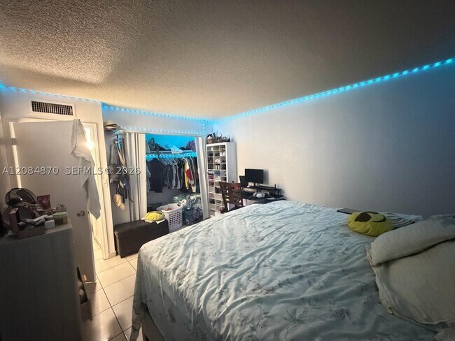 Foto del edificio - 606 W 81st St