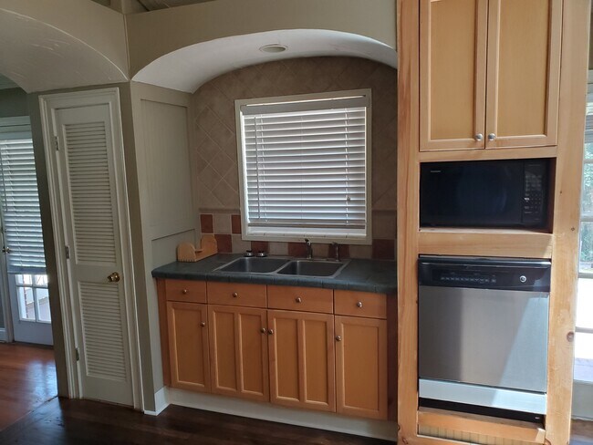 Foto del edificio - 2212 Crestwood Dr