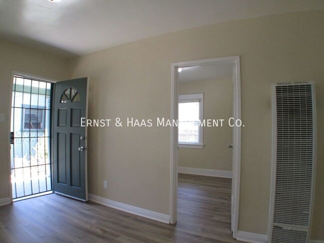 Building Photo - Lovely 2 Bedroom House Just Blocks from th...