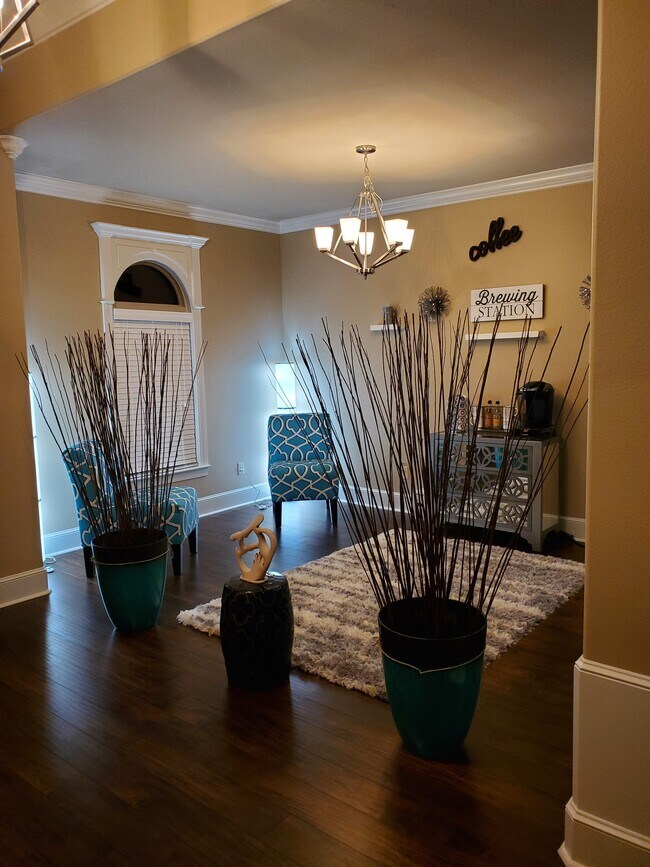 Building Photo - 8901 Meadow Gardens Cir