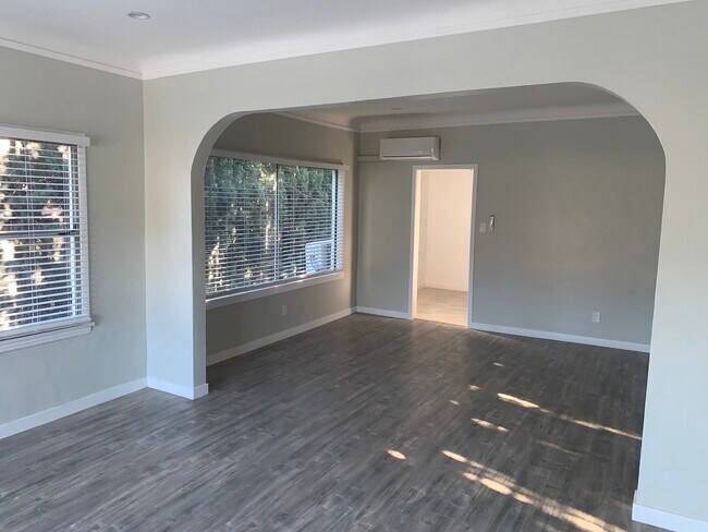 Building Photo - 726 W Glenoaks Blvd