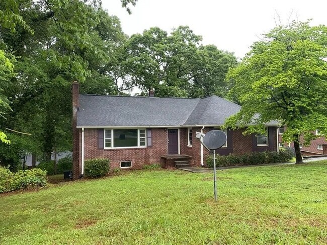 Building Photo - 3 Bedroom 2 Bathroom