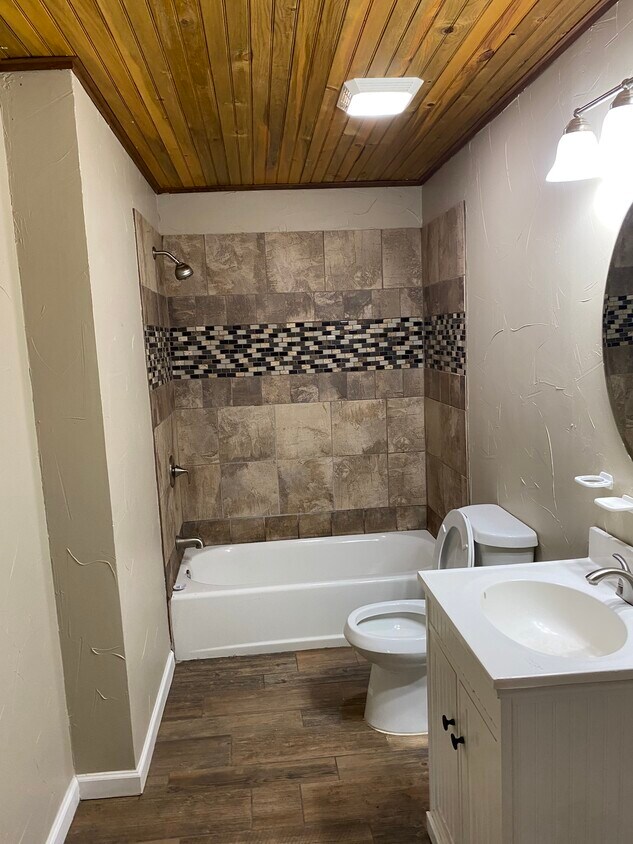 baño - 400 N Plum St