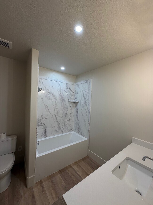 Foto del edificio - 927 Willow Brook Ln