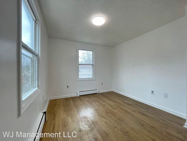Building Photo - 2 br, 1 bath House - 90 Washburn St.