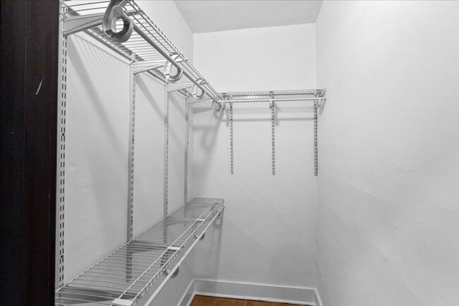 Building Photo - Large One Bedroom in Andersonville