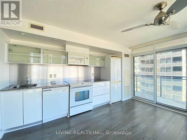 Photo du bâtiment - 705-4k Spadina Ave.