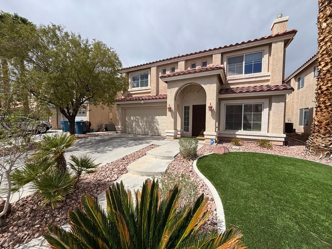 Primary Photo - Beautiful two-story home with 4 BED / 2.5 ...