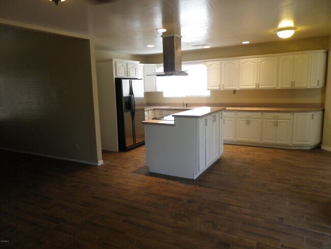 Building Photo - 2216 W Manor St
