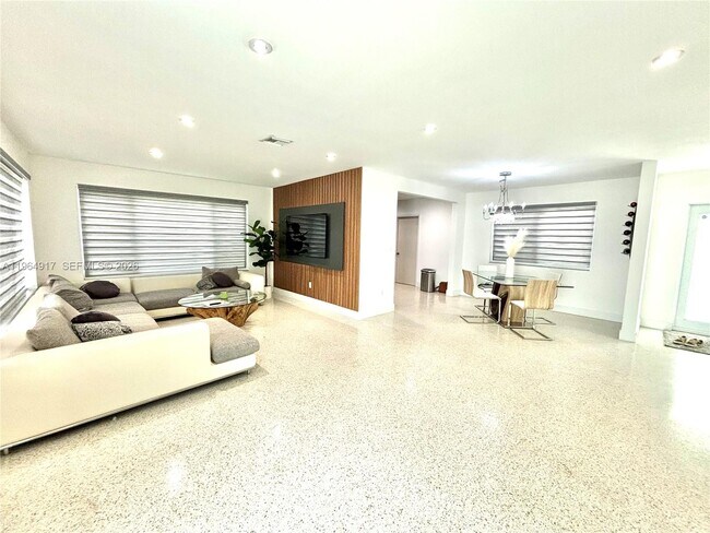 Foto del edificio - 30 NE 125th St