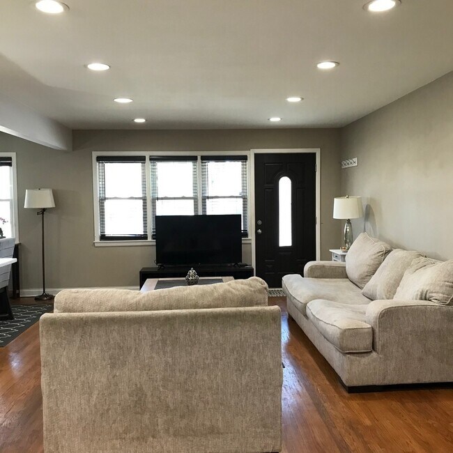 Foto del edificio - 8930 Meade Ave