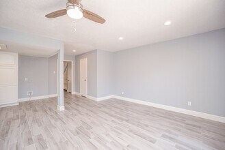 Building Photo - 2515 Oak Hill Dr