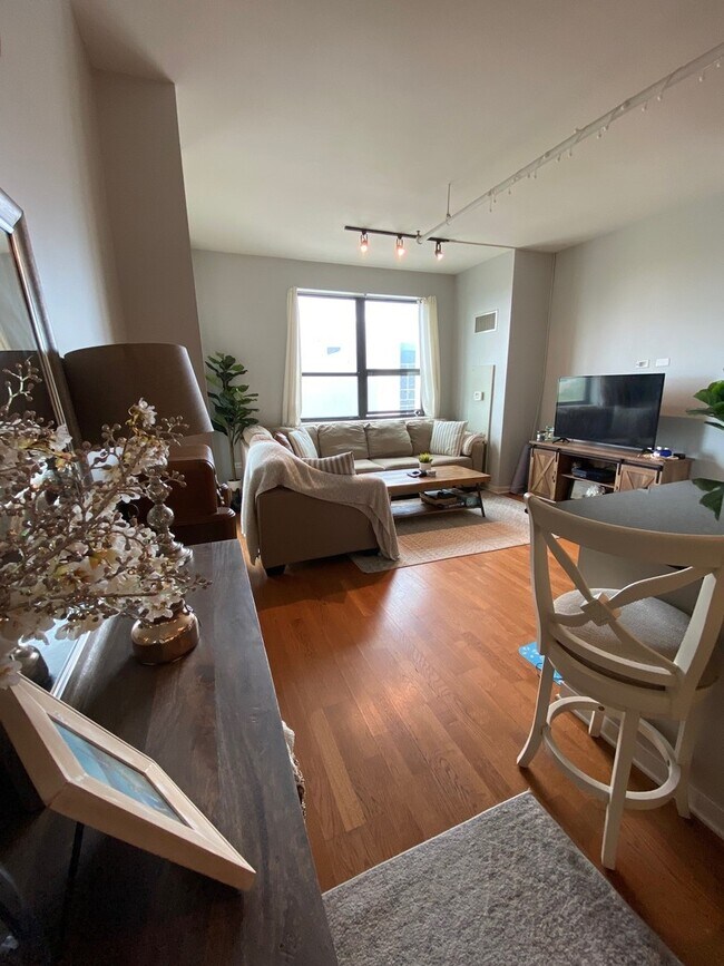 Foto del edificio - 511 W Division St