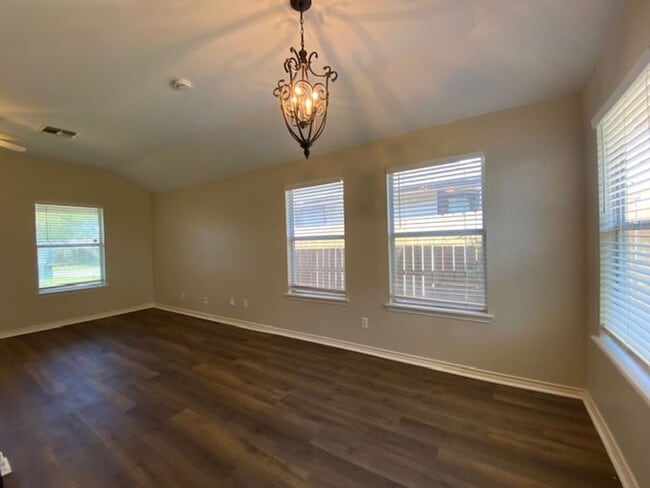 Building Photo - CHARMING SINGLE-STORY HOME IN CALALLEN ISD!