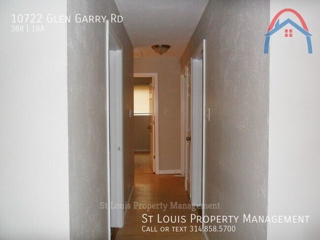 Building Photo - Nice three bedroom on quiet street. Large ...
