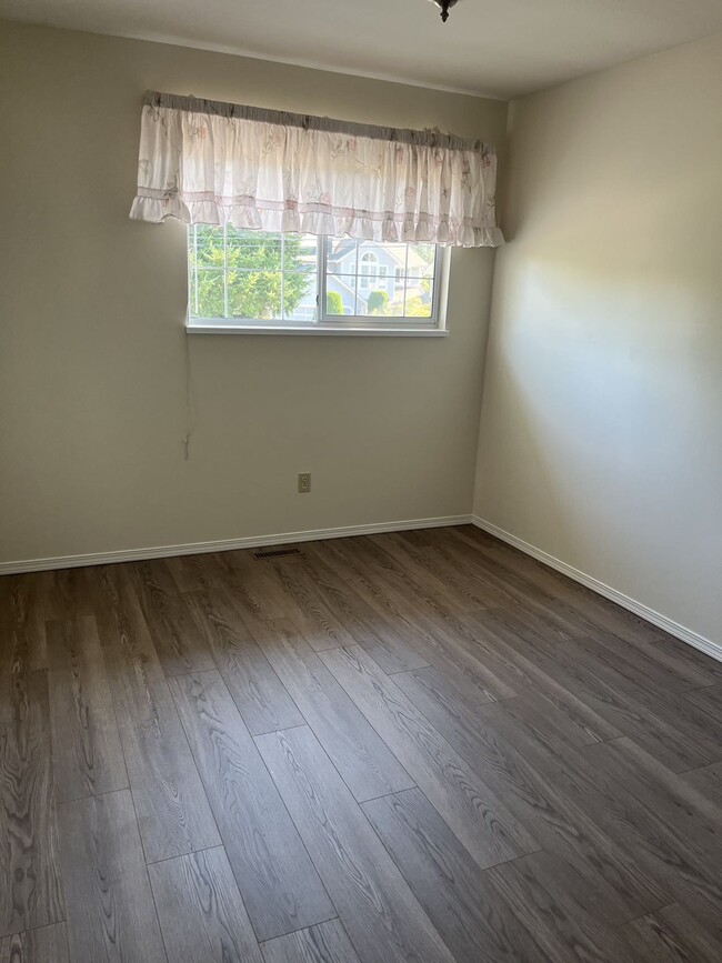 Building Photo - 16437 10 Av