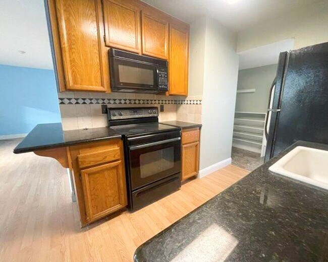 Foto del edificio - Cozy 2 Bedroom Ground Level Condo In The H...