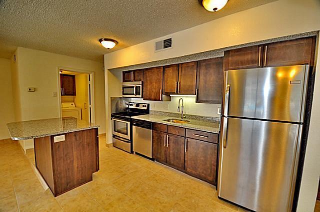 Foto principal - 6910 Skillman St