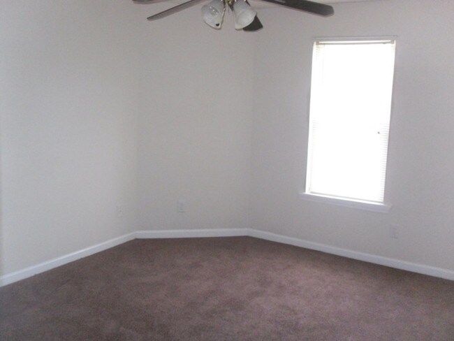 Building Photo - RECENTLY RENOVATED! HARDWOOD FLOORS!