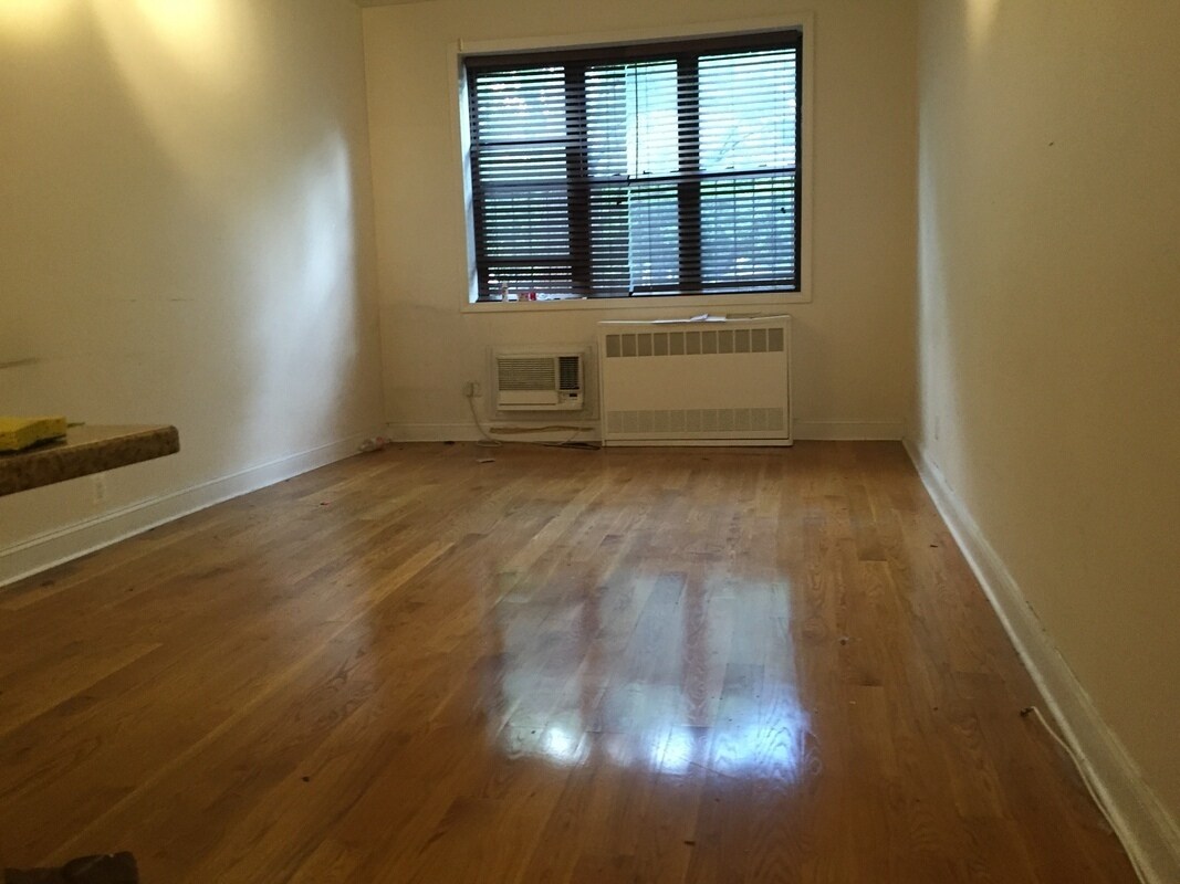 Primary Photo - 144 E 7th St
