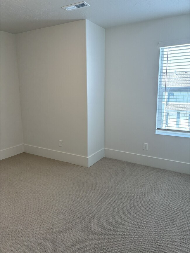 Building Photo - 401-424 Townhomes