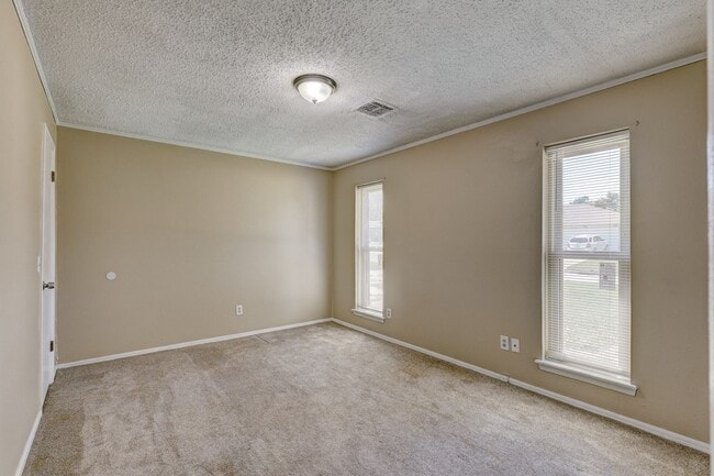 Building Photo - 5 bed 2 bath home in Moore,OK