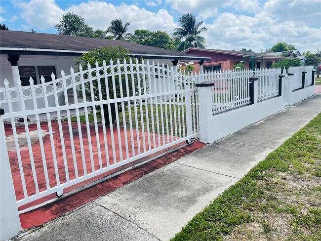 Foto del edificio - 533 E 61st St