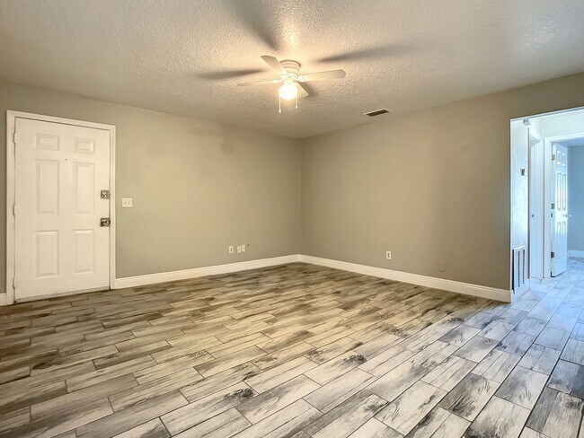 Building Photo - Beautifully Upgraded 2 Bedrooms 1 Bath Dup...