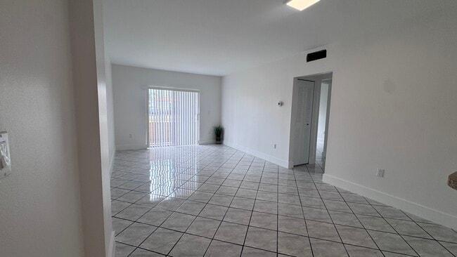Foto del edificio - 6090 W Flagler St