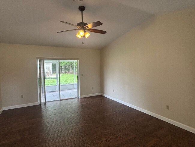 Building Photo - 3 Bed , 2 Bath. Garage Lovers Paradise!! M...