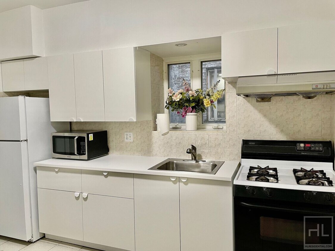 Primary Photo - Large 4 bedroom Apt located on Broadway