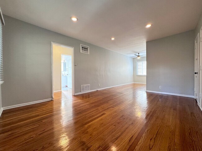 Building Photo - Classic Hollywood 1-Bedroom near Hollywood...