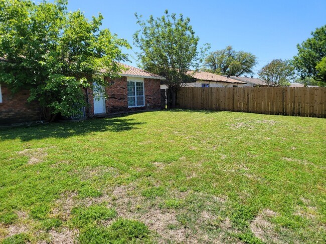Building Photo - 5225 Nash Dr