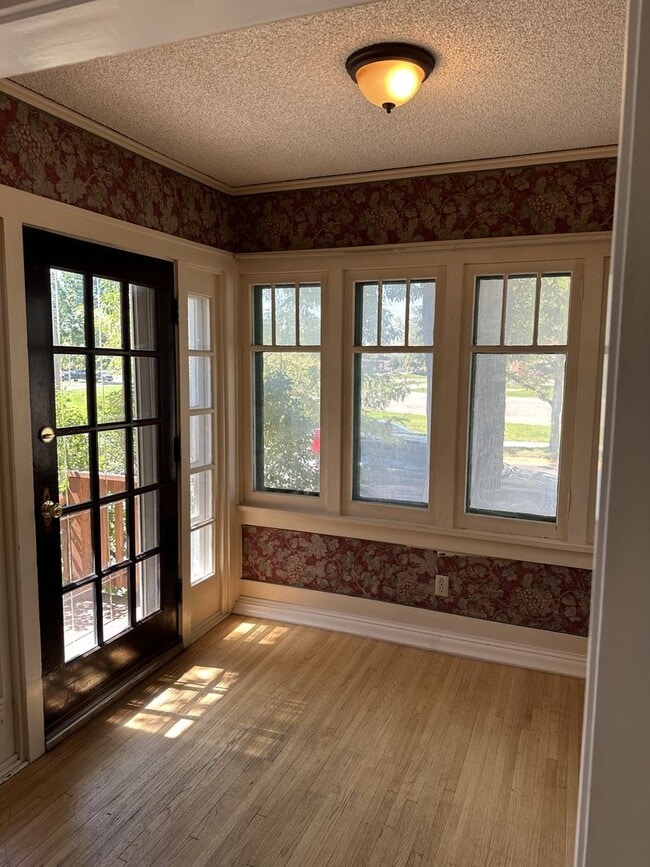Building Photo - Large Craftsman Style Home