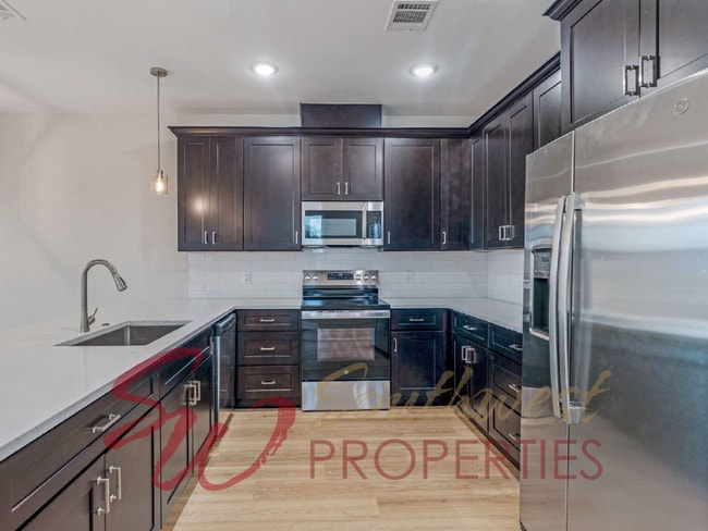 Foto del edificio - Gorgeous 3 bedroom townhome with a quick, easy walk to TSU campus!