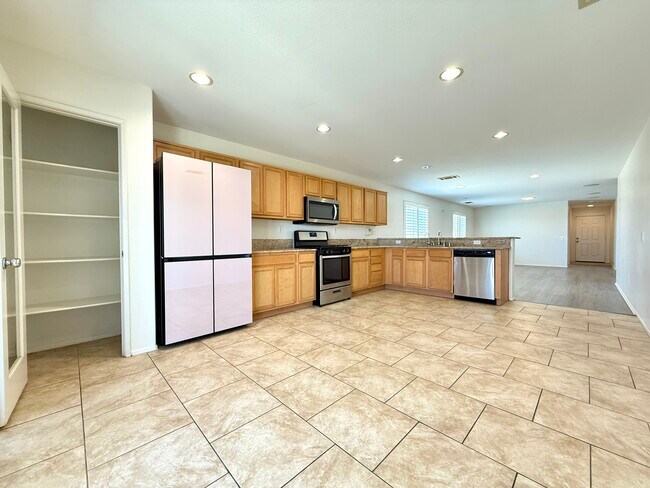 Building Photo - 44608 Avenida Linda