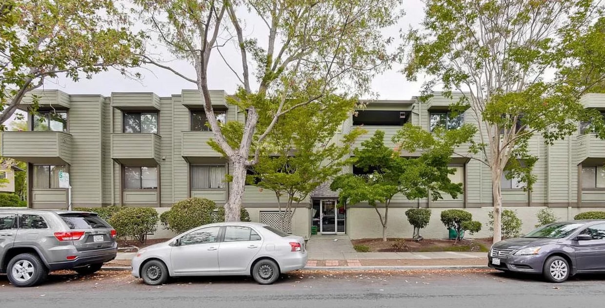 Primary Photo - Well-Maintained 2 Bed, 2 Bath Condo w/ In ...