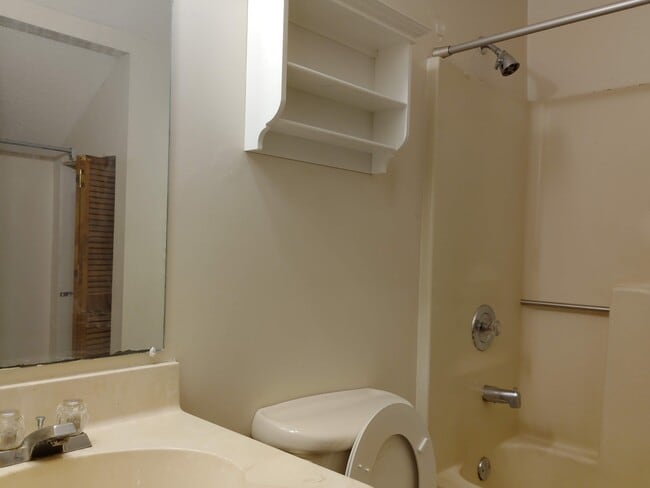 Building Photo - 510 Fairwood Lakes Dr