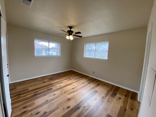 Building Photo - Adorable home 3 bedroom 2 bath Move in Aug...