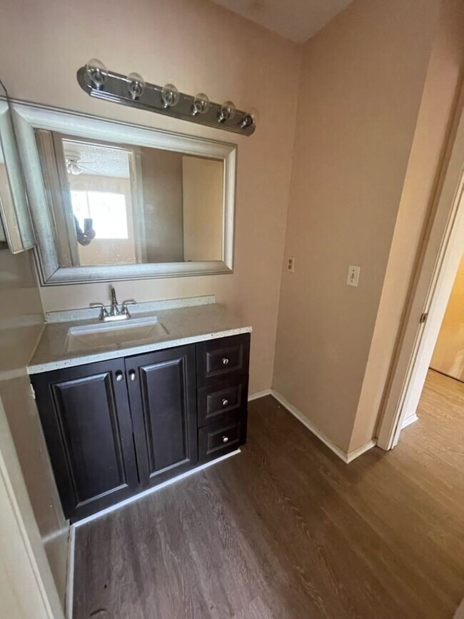 Foto del edificio - FOR RENT!! CUTE AND COZY WITH GARAGE... RECENLTY UPDATED