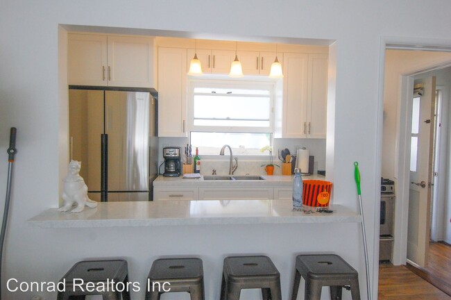 Building Photo - 227 Avenida Santa Barbara