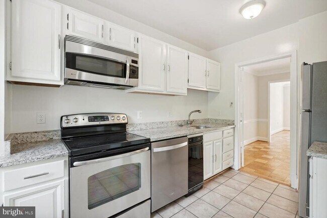 Foto del edificio - 3231 Sutton Pl NW