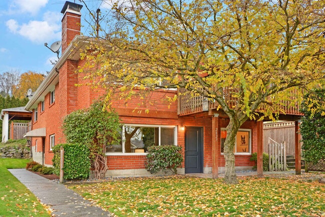 Building Photo - 2827 21st Ave W